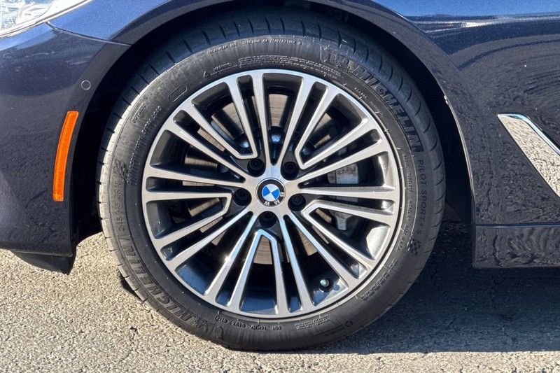 BMW 5 Series Vehicle Full-screen Gallery Image 27