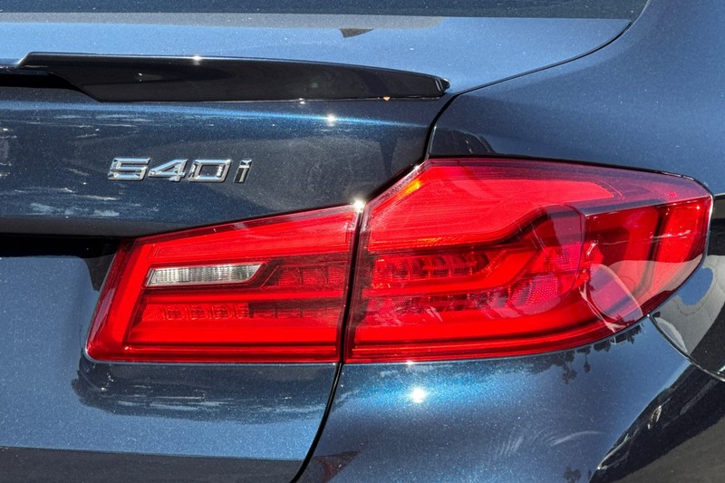 BMW 5 Series Vehicle Full-screen Gallery Image 28