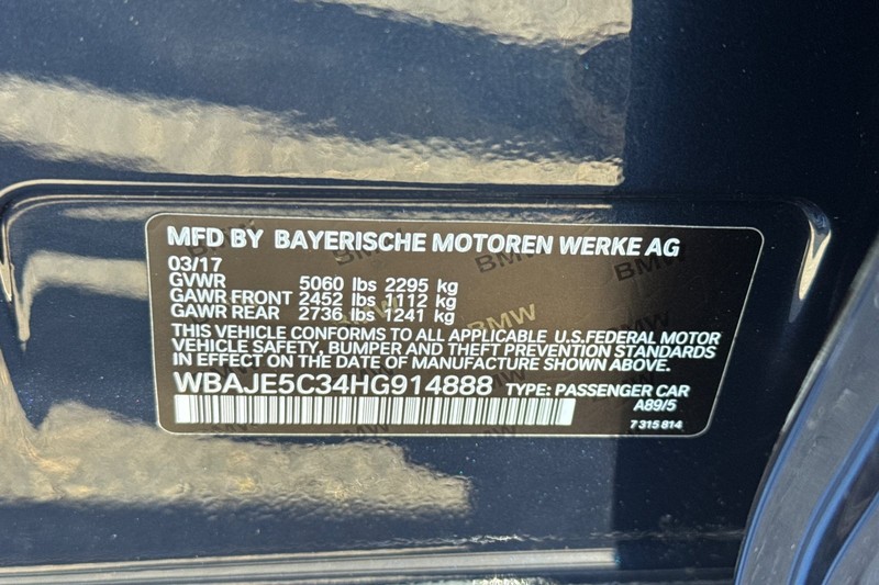 BMW 5 Series Vehicle Full-screen Gallery Image 29