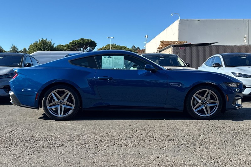 Ford Mustang Vehicle Full-screen Gallery Image 03