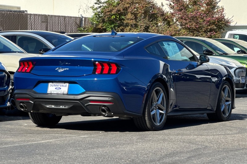 Ford Mustang Vehicle Full-screen Gallery Image 04