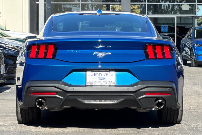 Ford Mustang Vehicle Full-screen Gallery Image 05