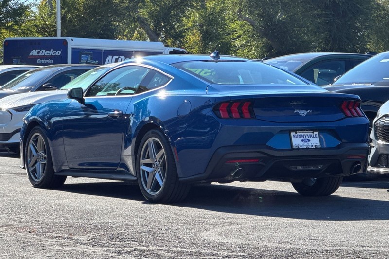 Ford Mustang Vehicle Full-screen Gallery Image 06