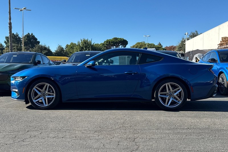 Ford Mustang Vehicle Full-screen Gallery Image 07