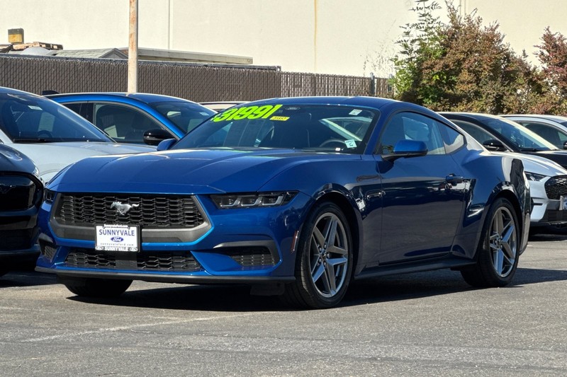 Ford Mustang Vehicle Full-screen Gallery Image 08