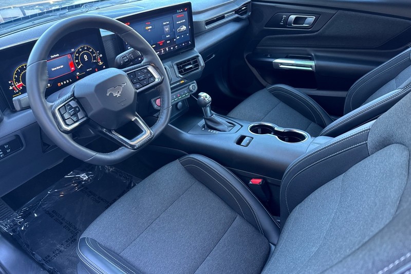 Ford Mustang Vehicle Full-screen Gallery Image 10