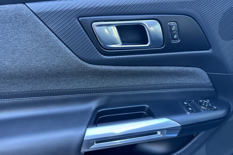 Ford Mustang Vehicle Full-screen Gallery Image 11