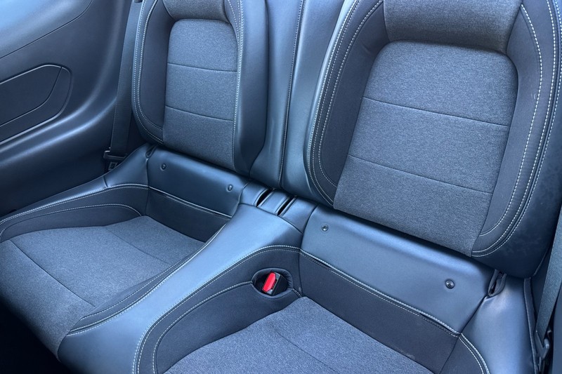 Ford Mustang Vehicle Full-screen Gallery Image 12