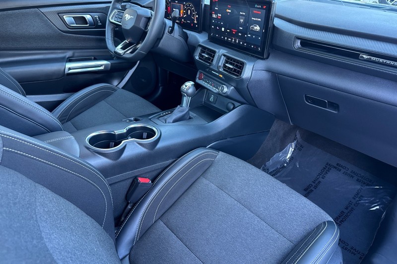 Ford Mustang Vehicle Full-screen Gallery Image 15