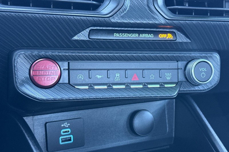 Ford Mustang Vehicle Full-screen Gallery Image 19