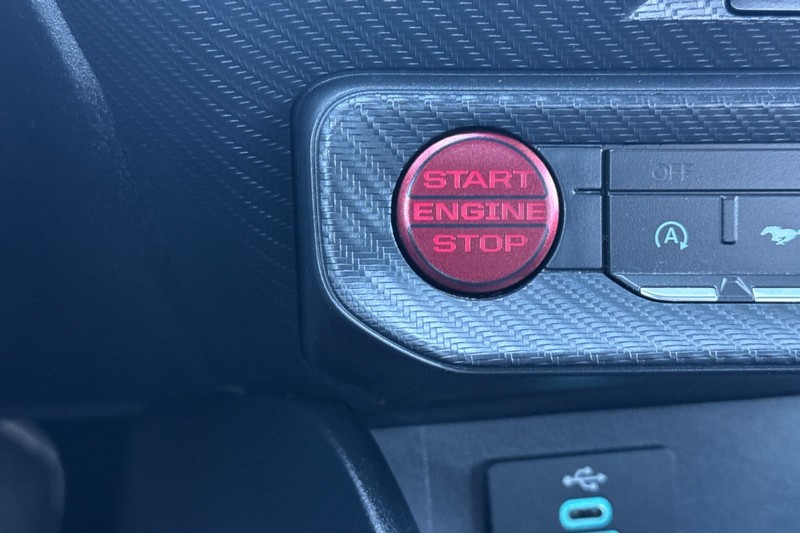 Ford Mustang Vehicle Full-screen Gallery Image 21