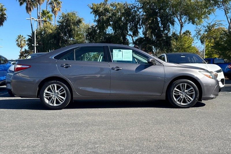 Toyota Camry Vehicle Full-screen Gallery Image 03