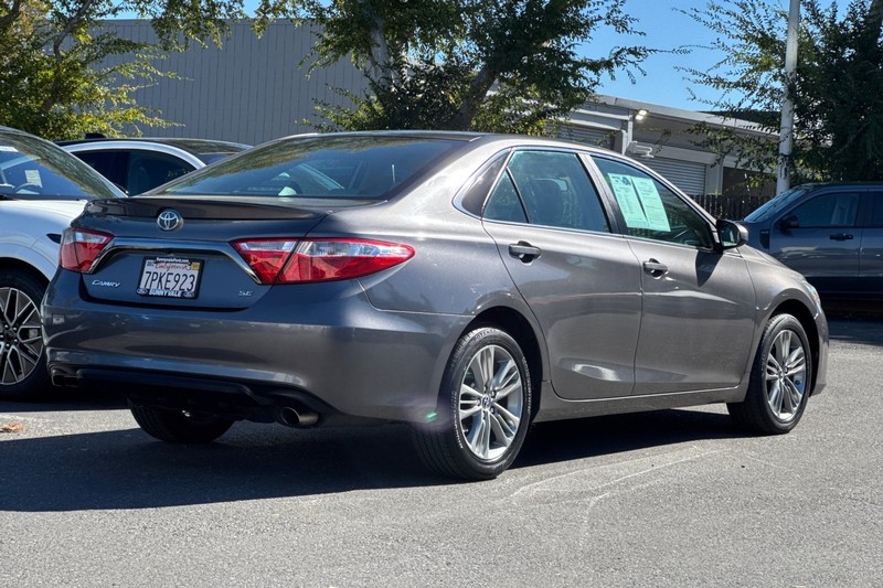 Toyota Camry Vehicle Full-screen Gallery Image 04