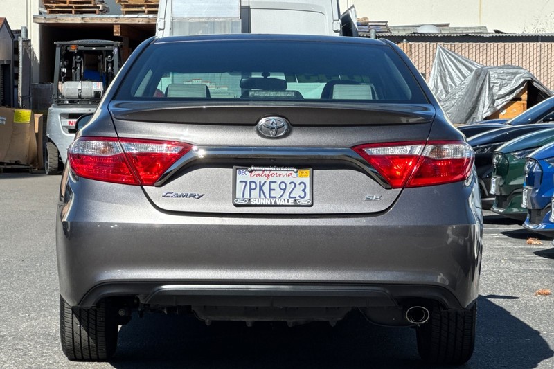 Toyota Camry Vehicle Full-screen Gallery Image 05