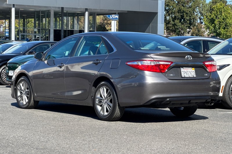 Toyota Camry Vehicle Full-screen Gallery Image 06