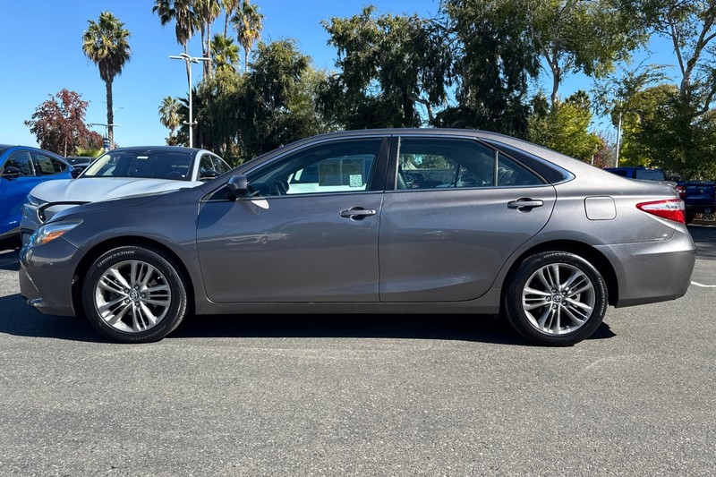 Toyota Camry Vehicle Full-screen Gallery Image 07