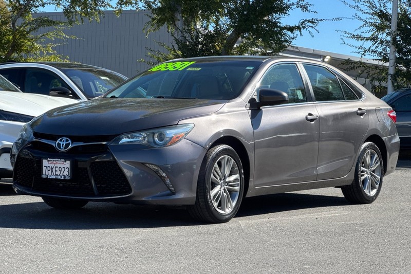 Toyota Camry Vehicle Full-screen Gallery Image 08