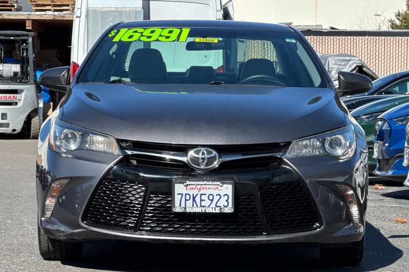 Toyota Camry Vehicle Full-screen Gallery Image 09