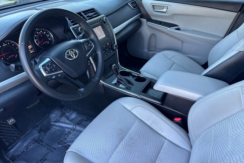 Toyota Camry Vehicle Full-screen Gallery Image 10