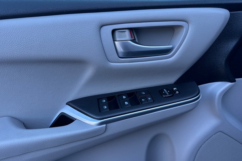 Toyota Camry Vehicle Full-screen Gallery Image 11