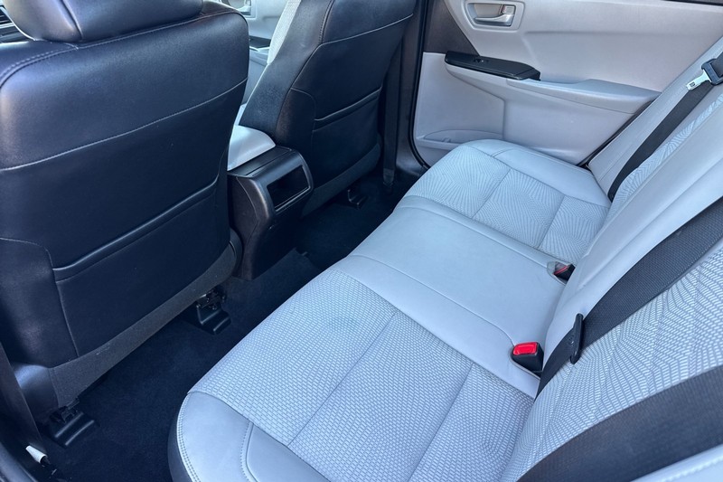 Toyota Camry Vehicle Full-screen Gallery Image 12