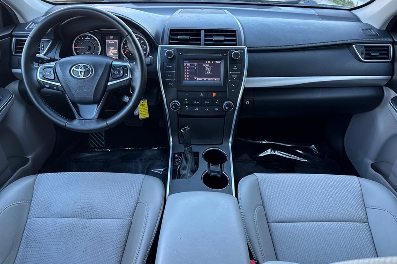 Toyota Camry Vehicle Full-screen Gallery Image 13