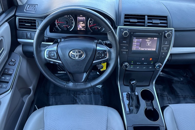 Toyota Camry Vehicle Full-screen Gallery Image 14