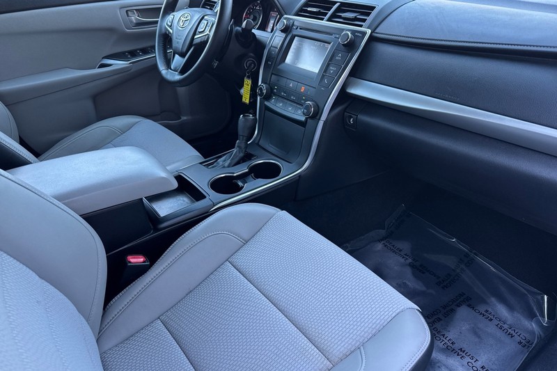 Toyota Camry Vehicle Full-screen Gallery Image 15