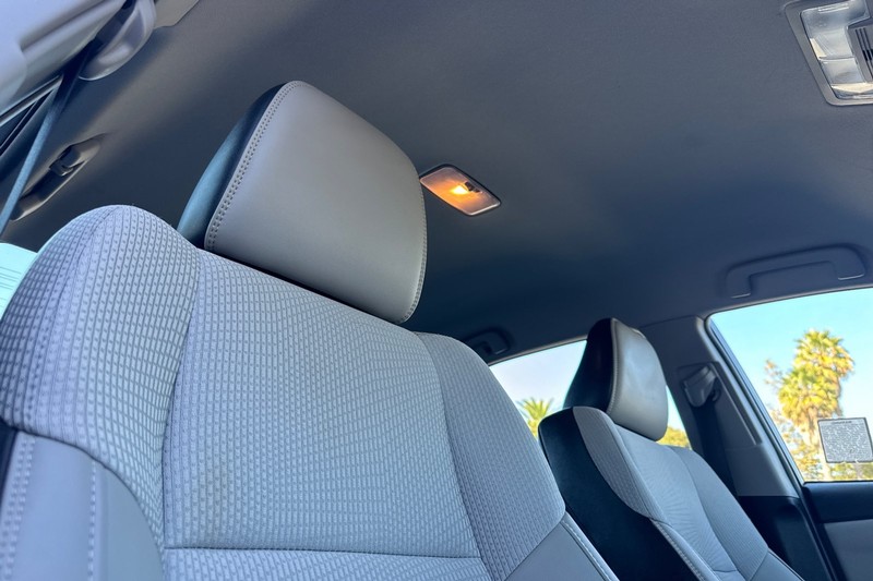 Toyota Camry Vehicle Full-screen Gallery Image 16