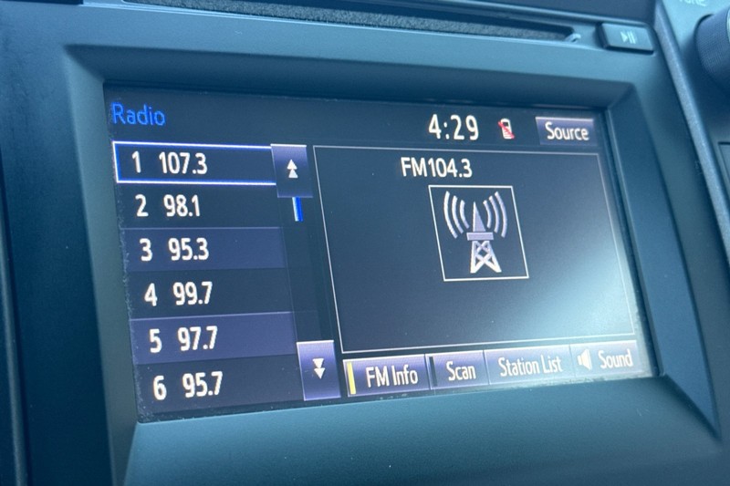 Toyota Camry Vehicle Full-screen Gallery Image 17