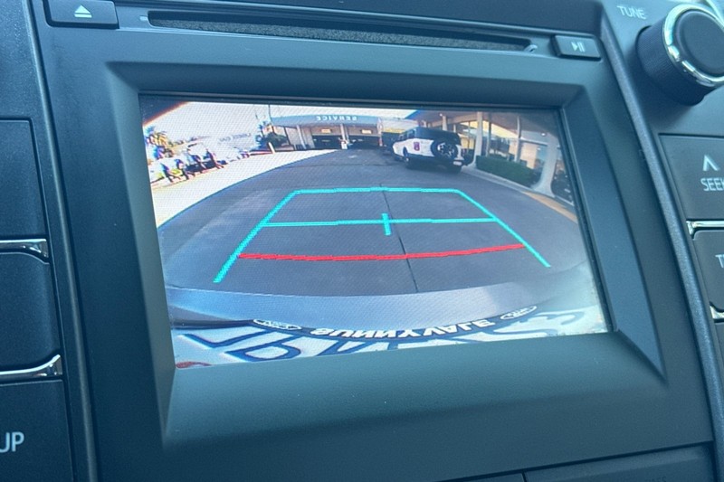 Toyota Camry Vehicle Full-screen Gallery Image 18