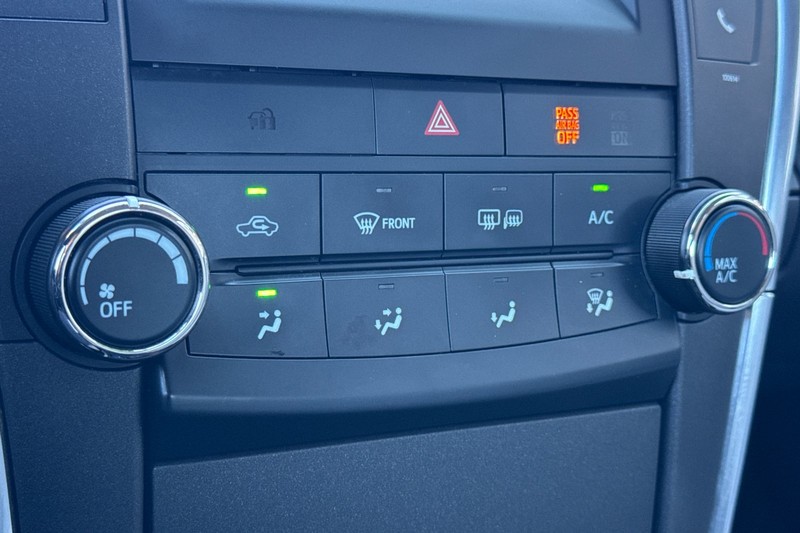 Toyota Camry Vehicle Full-screen Gallery Image 19