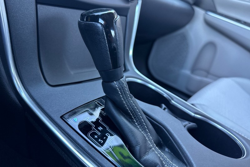 Toyota Camry Vehicle Full-screen Gallery Image 20