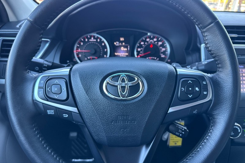 Toyota Camry Vehicle Full-screen Gallery Image 21