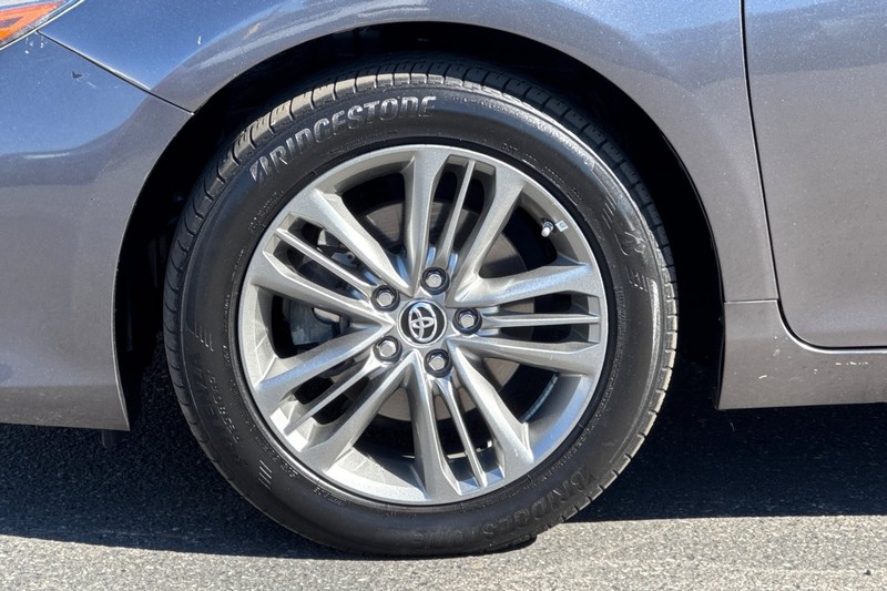 Toyota Camry Vehicle Full-screen Gallery Image 24