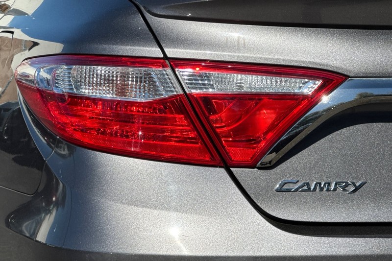 Toyota Camry Vehicle Full-screen Gallery Image 25