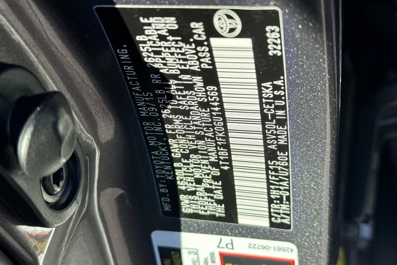 Toyota Camry Vehicle Full-screen Gallery Image 26