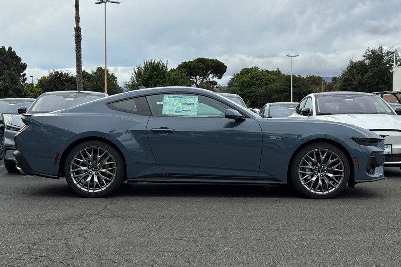 Ford Mustang Vehicle Full-screen Gallery Image 04