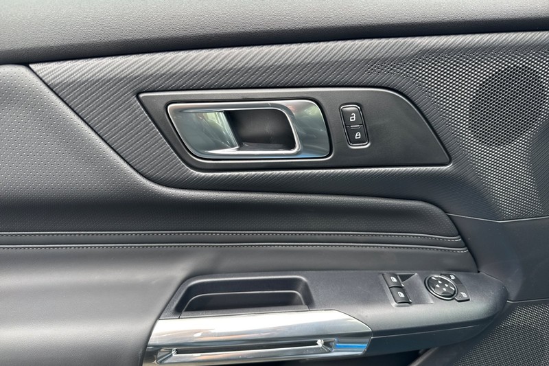 Ford Mustang Vehicle Full-screen Gallery Image 10