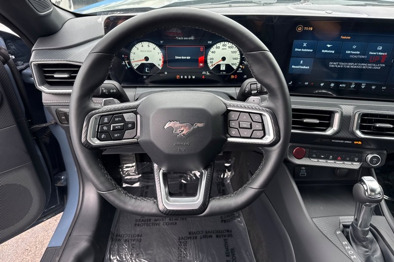 Ford Mustang Vehicle Full-screen Gallery Image 12