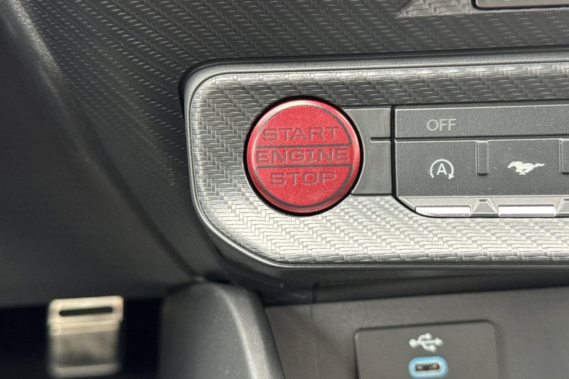 Ford Mustang Vehicle Full-screen Gallery Image 19