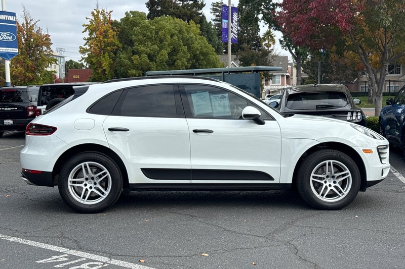 Porsche Macan Vehicle Full-screen Gallery Image 03