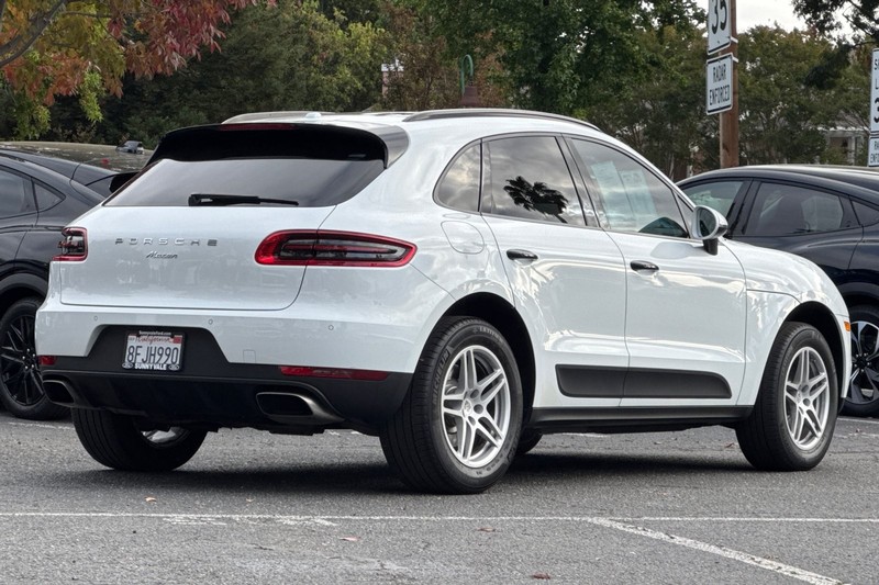 Porsche Macan Vehicle Full-screen Gallery Image 04