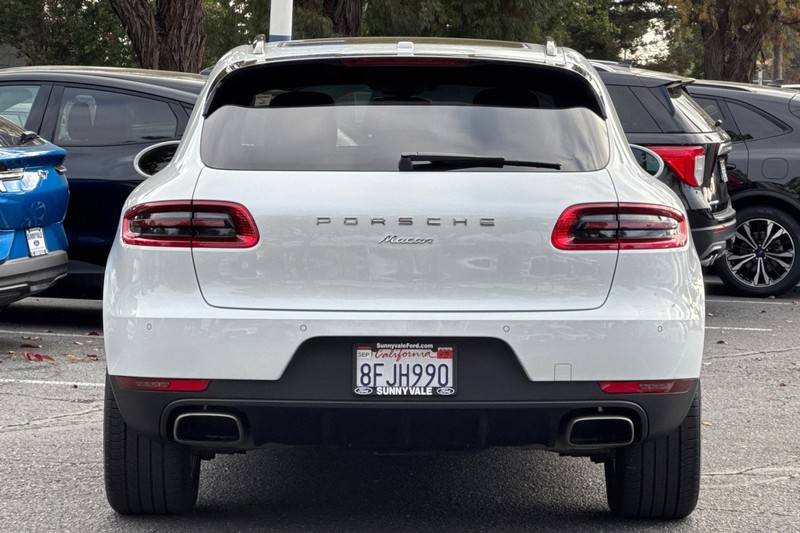 Porsche Macan Vehicle Full-screen Gallery Image 05