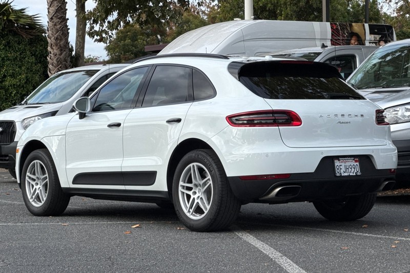 Porsche Macan Vehicle Full-screen Gallery Image 06