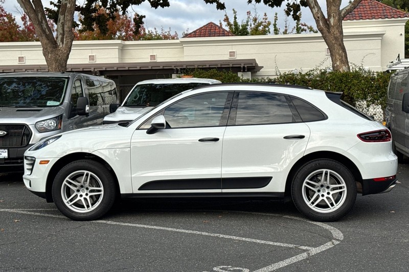 Porsche Macan Vehicle Full-screen Gallery Image 07