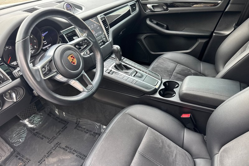 Porsche Macan Vehicle Full-screen Gallery Image 10