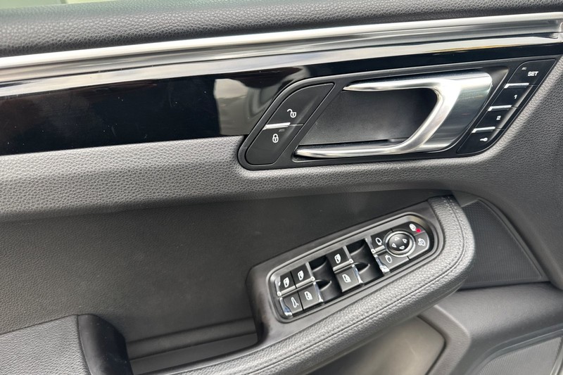 Porsche Macan Vehicle Full-screen Gallery Image 11