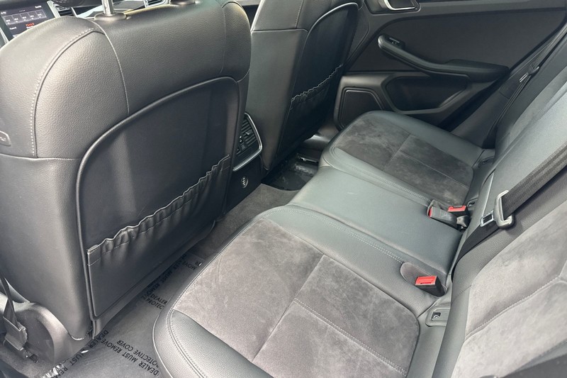 Porsche Macan Vehicle Full-screen Gallery Image 12