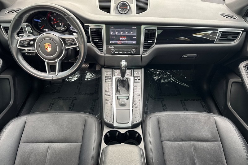 Porsche Macan Vehicle Full-screen Gallery Image 13